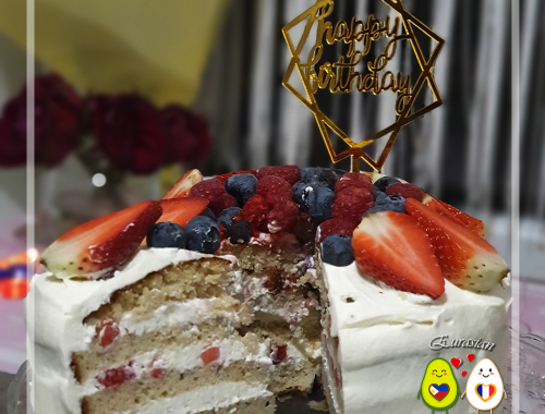 Gâteau d'anniversaire aux fruits rouges et glaçage cream cheese/mascarpone
